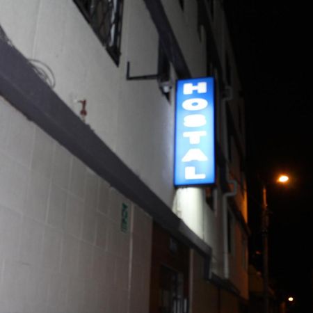 Julius Hostal, Desde Las 14 Horas Hasta 12 Del Mediodia Quito Eksteriør bilde