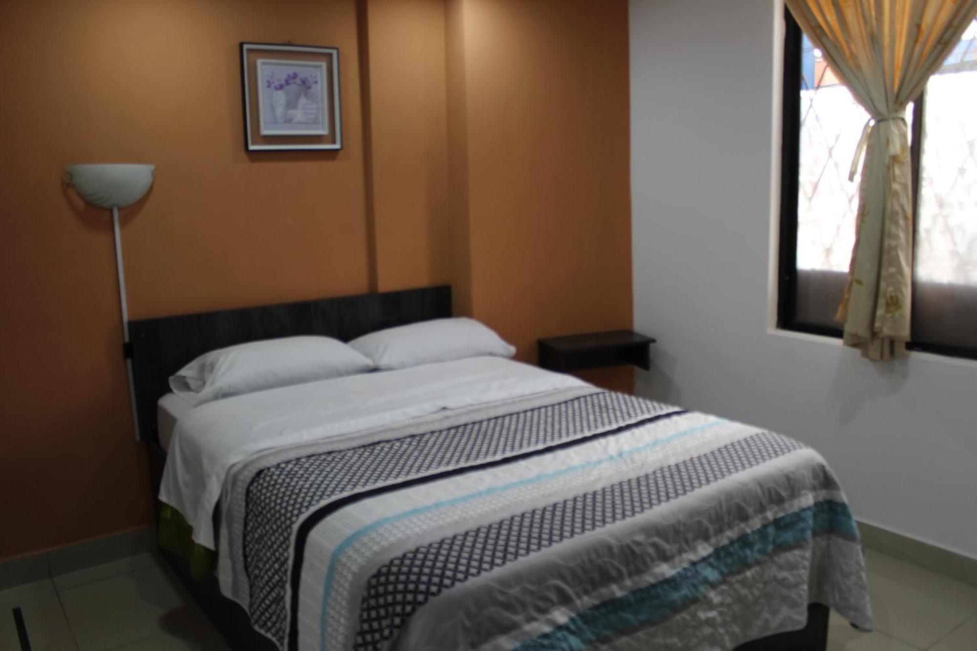 Julius Hostal, Desde Las 14 Horas Hasta 12 Del Mediodia Quito Eksteriør bilde